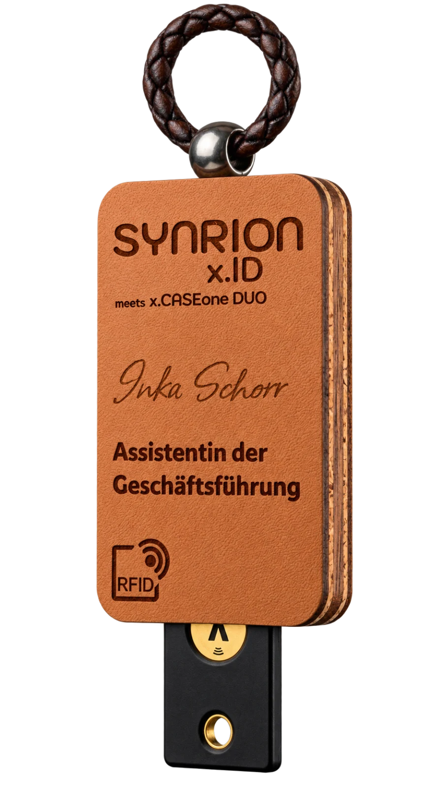 SYNRION x.CASEone DUO aus Leder, Holz und Kork mit Namensgravur, geflochtenem Band und herausragendem YubiKey.