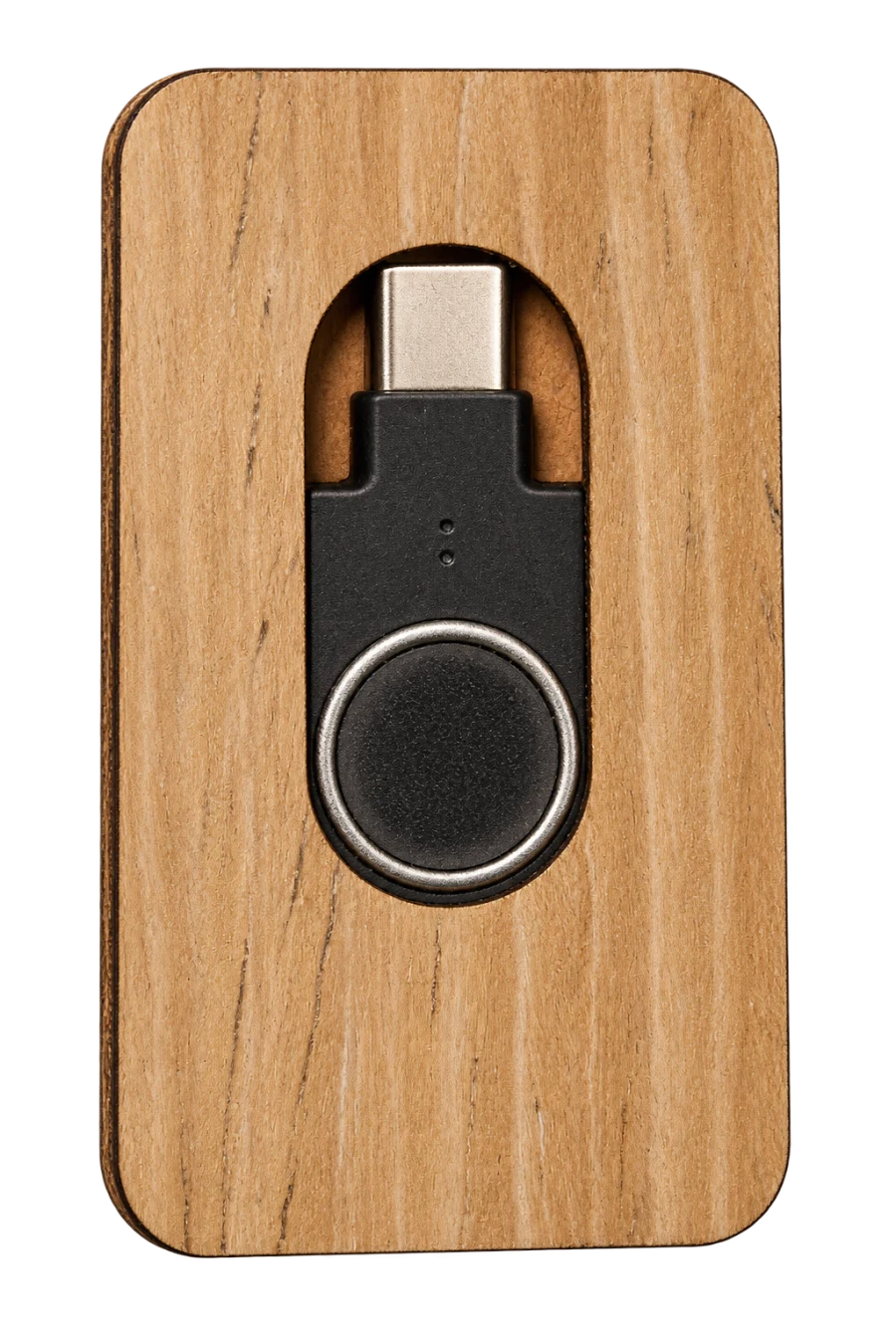 Holzfassung mit länglicher Aussparung und darin sichtbarem schwarzem YubiKey.